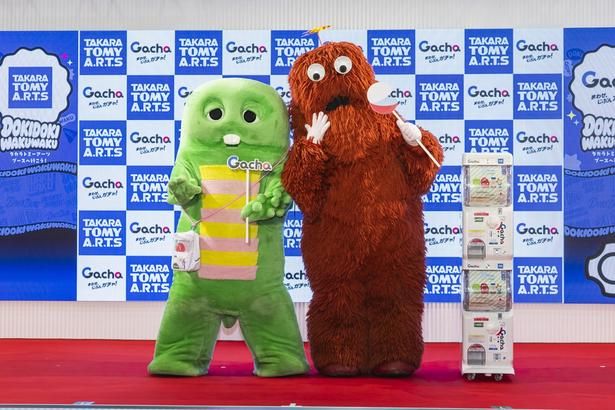 「TOKYOおもちゃショー2026」のタカラトミーアーツのブースで行われた「ガチャピン・ムックのレッツプレイガチャステージ」。イベント後は、ガチャピンとムックとの撮影会も実施された