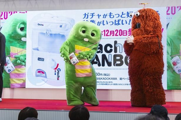 ポーチをつけてご満悦なガチャピン。それを見ているムックも、ガチャピンのうれしそうな姿を優しく見守っていて微笑ましいワンシーンに