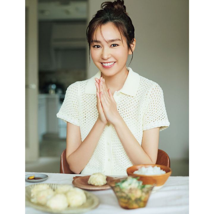 料理を前に手を合わす桐谷美玲さん