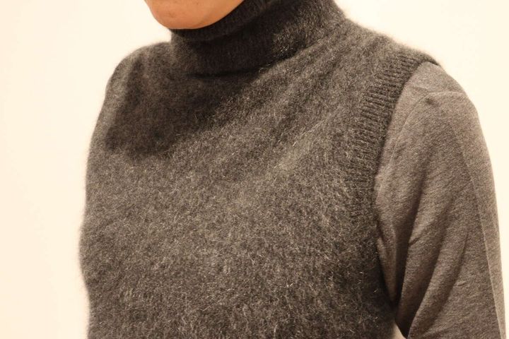 ふわふわとした毛足が特徴のダークグレーのベストのアップ