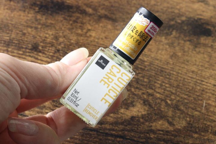 女性がダイソーのキューティクルリムーバーを持っている手元