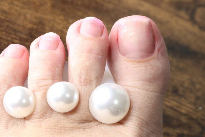 甘皮ケアを終えてきれいになった足の指先と爪