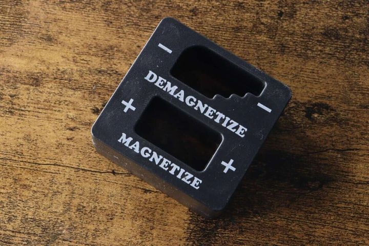 黒いマグネタイザーが木目調のテーブルに置かれている俯瞰写真