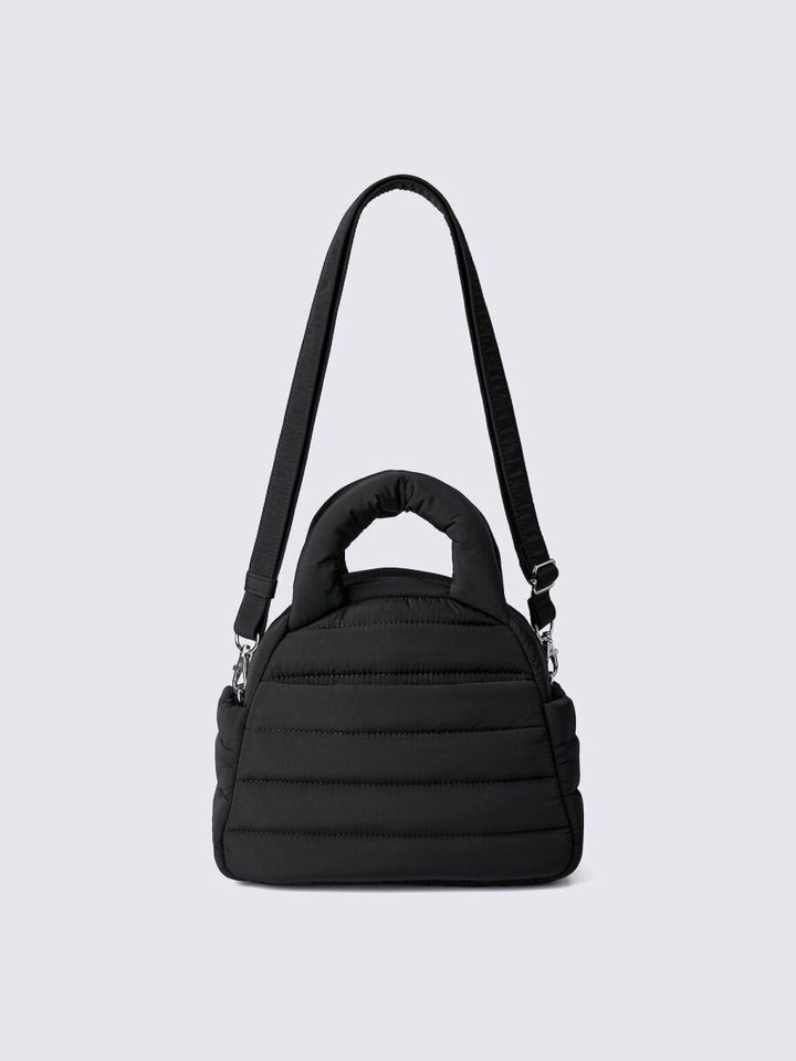 黒いキルティング素材のパッファーボストンバッグ。ショルダー付き