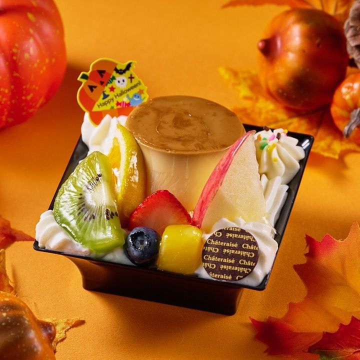 ハロウィンピックが飾られたフルーツプリンアラモード
