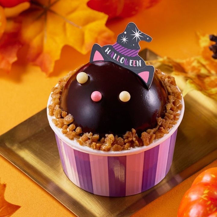 ハロウィンの魔女帽子をかぶった黒ねこケーキ