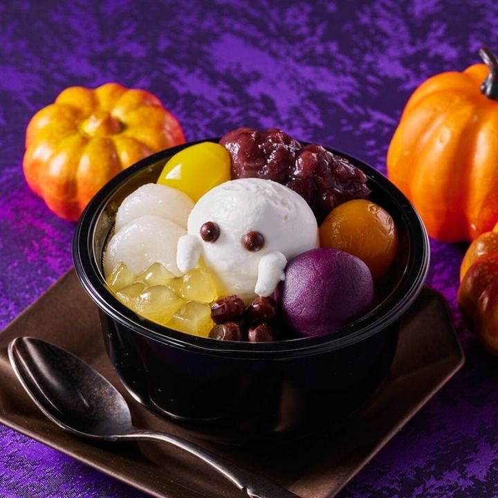 お化けのホイップクリームが乗ったハロウィンあんみつ