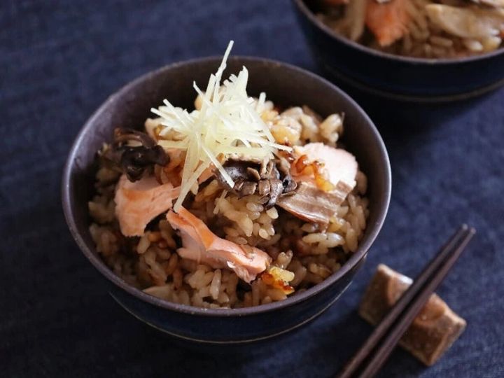 焼き鮭ときのこの炊き込みご飯が盛られたお椀と千切り生姜