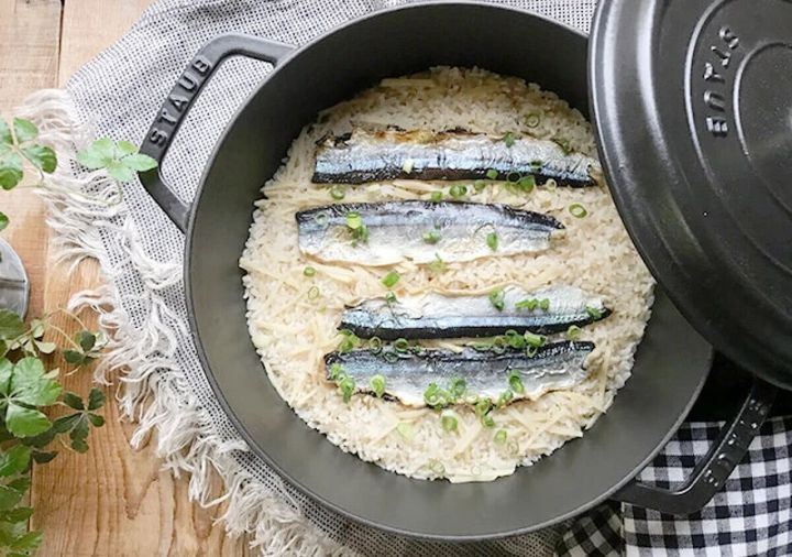 STAUB鍋にさんまの炊き込みごはん。焼いたさんまと小口切りネギ