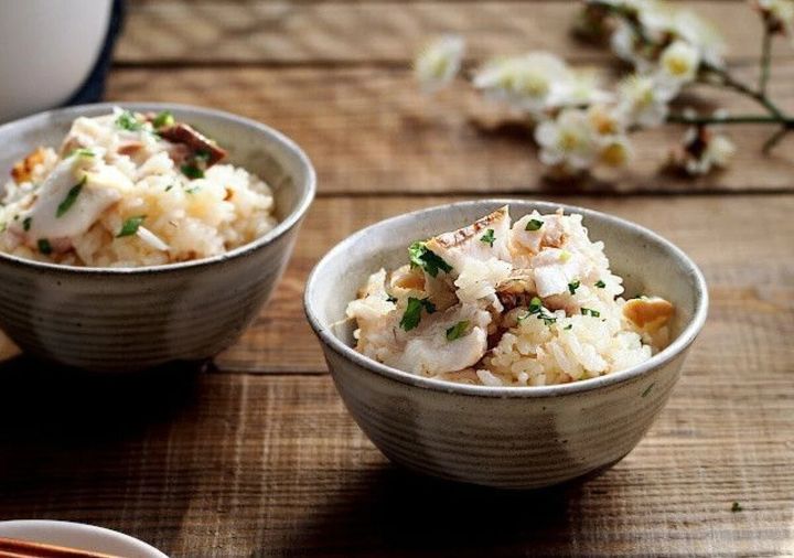 鯛めしが盛られたお椀が二つ並び、手前には三つ葉が散らされている