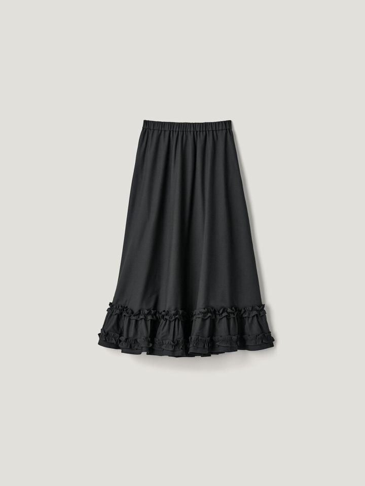 黒いロングスカート。裾に二段のフリルがあしらわれている