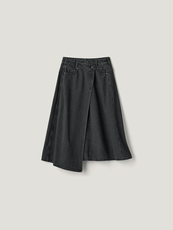 黒いデニムスカート。アシンメトリーなラップ風デザイン
