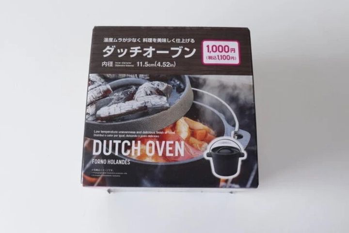 「ダイソー ダッチオーブン」と書かれた黒いパッケージ