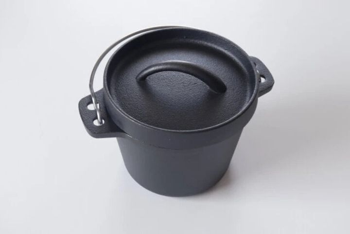 黒いミニサイズのダッチオーブンと蓋