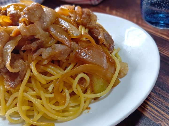 子どもが喜ぶ！ササッと作れる！玉ねぎ入り豚の生姜焼きで作る、わが家の生姜焼きスパゲッティ