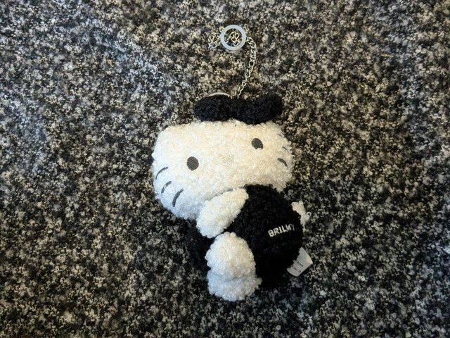 BLACK ver.のハローキティぬいぐるみチャーム単体のアップ写真