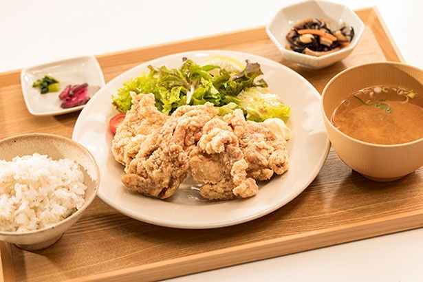 ビールにも合う「鶏の唐揚げ定食」(1000円)／「団地キッチン」田島