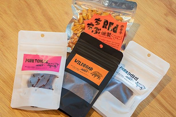 秩父の恵みジャーキー、右から「豚みそジャーキー」「猪ジャーキー」「豚タンジャーキー」(各1300円)／CRAFT-BEER-STAND-ゆい