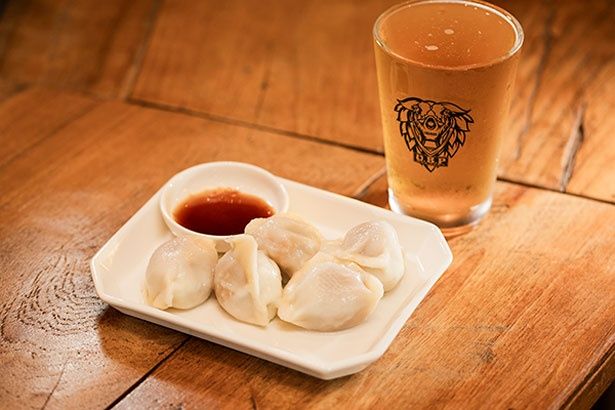 名物のラム水餃子-5個(500円)は、ビールと一緒にぜひ味わっておきたい／U.B