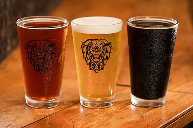 左から「Legendary-Dabby」(1300円Pint)、「Kickoff-Pils」(1300円Pint)、「La-bomba」(1600円Pint)／U.B