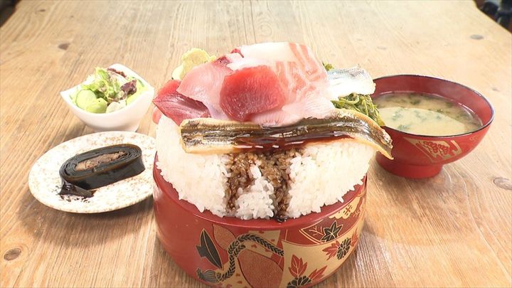 9月22日放送の特別番組「超合体！オモウマいさんま御殿！！食と笑いの大盛り秋祭SP」に登場する「おまかせ海鮮丼」（中京テレビ提供）