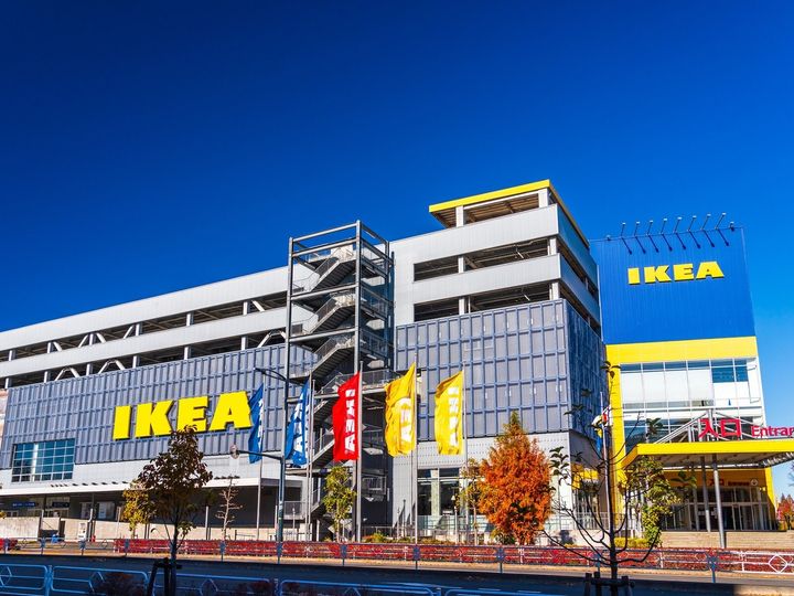 IKEA（イケア）の「KLUNKA クルンカ ランドリーバッグ」は、バッグとバスケットの両方の機能を兼ね備えた自立式のランドリーバッグです。内側の防水コーティングやシンプルな見た目が支持されている本商品を紹介します。