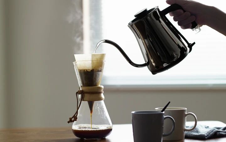BALMUDA The Pot クロームでコーヒーをいれているPh