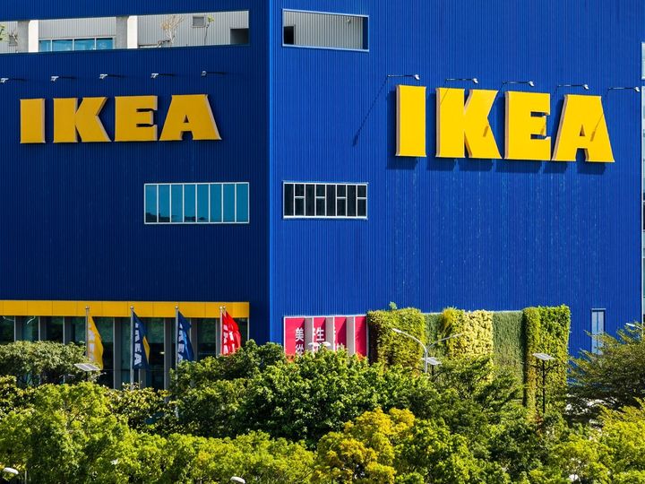 IKEA（イケア）の「UPPFYLLD ウップフィルド キャップオープナー」は、テコの原理を使って瓶やペットボトルの蓋を少ない力で開けられるキッチンツールです。幅広いサイズの蓋に対応し、かわいい配色も人気の本商品を紹介します。