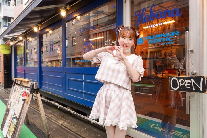 お店の前でポーズを決めるもえあず