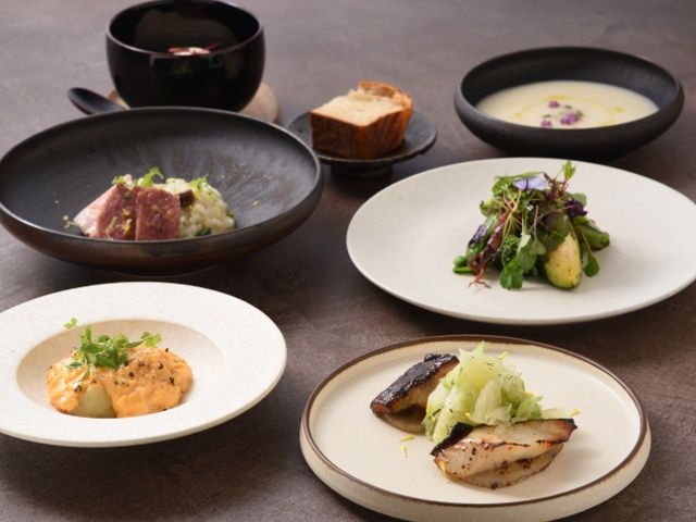 スープ、前菜、メイン、デザートが付く朝食コースの画像