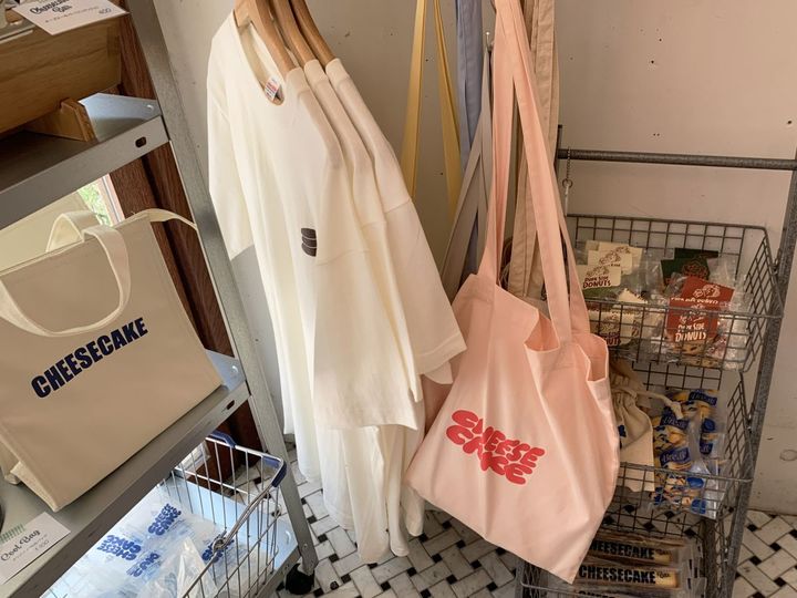 「SWEAT」7700円、「TOTEBAG」2200円