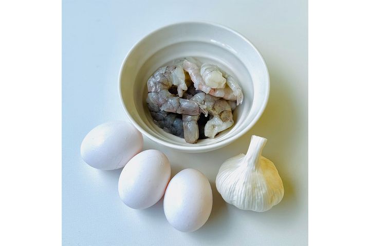 「えびと卵のガーリック炒め」材料