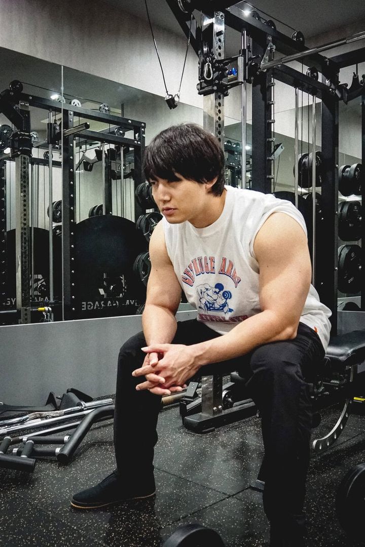 今回のコラボレーションでは、クリスタルジムを象徴する野田クリスタル、青木マッチョ、しんやの3人に着目。