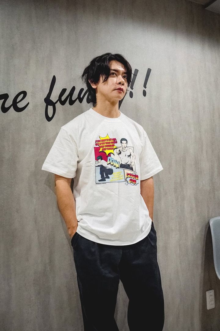マヂカルラブリー・野田クリスタル発案の「クリスタルジム」と、UNIVERSAL OVERALL（ユニバーサルオーバーオール）が初コラボ。限定Tシャツ全3種を2026年9月18日（金）12時より発売する。