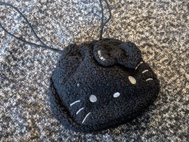 BLACK ver.の巾着コスメポーチ単体のアップ写真