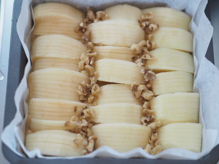 菜箸を添えて切る裏ワザ♡細かな切り込みで華やかに焼き上がる「ハッセルバックりんごケーキ」が絶品すぎた