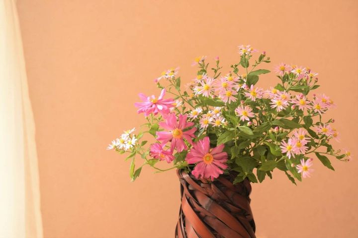 窓 良縁 引き寄せる 白やピンクの花