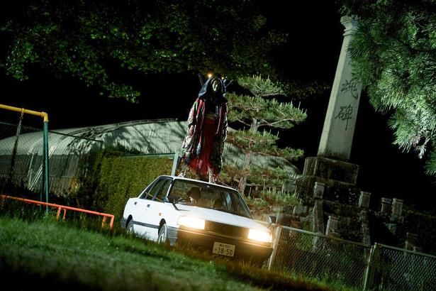 【写真を見る】車の上からカップルをズドン…田治見要蔵のトラウマ必至な大殺戮シーン！ [c]2026「八つ墓村」製作委員会 [c]Yokomizo Seishi/KADOKAWA