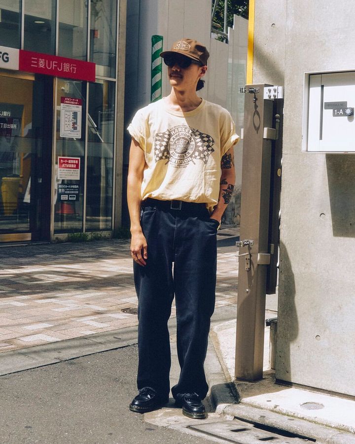 【20代スナップ＠原宿】Tシャツの袖まくりが腕のタトゥーをいい塩梅で主張