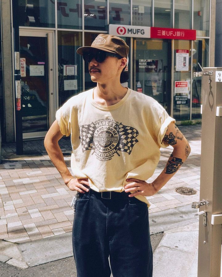 【20代スナップ＠原宿】Tシャツの袖まくりが腕のタトゥーをいい塩梅で主張