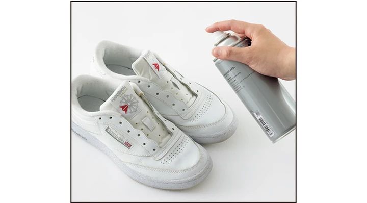 「靴ひもを外し、全体にたっぷり防水スプレーを。水だけでなく汚れや黄ばみを防ぐ役割もあり！」