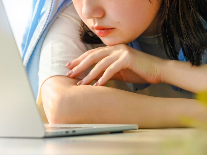 将来の独立に向けた土台作りとして、「今のうちに蓄えを増やしたい」という思いから、戦略的に実家暮らしという道を選ぶ人もいます。今回は、大阪府東大阪市で暮らす27歳女性の事例を取り上げます。