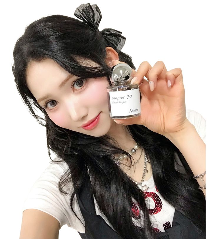 愛用香水「Aiam（アイアム） チャプター70」を手に笑顔を見せるナノさん（IS:SUE）