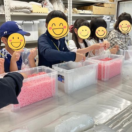 【東京都大田区】富士ベッド工業が、近隣の小学校の子どもたちに「枕の社会科見学」を実施
