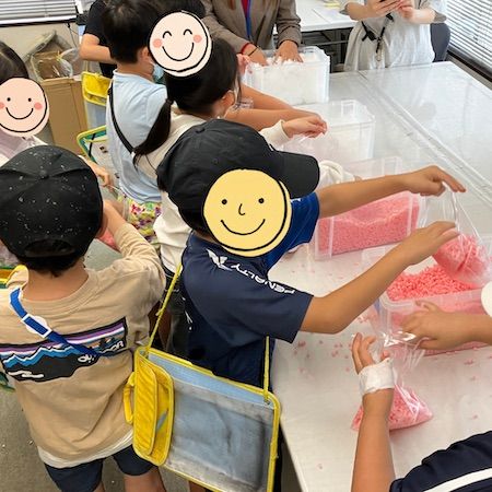 【東京都大田区】富士ベッド工業が、近隣の小学校の子どもたちに「枕の社会科見学」を実施
