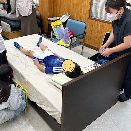 【東京都大田区】富士ベッド工業が、近隣の小学校の子どもたちに「枕の社会科見学」を実施