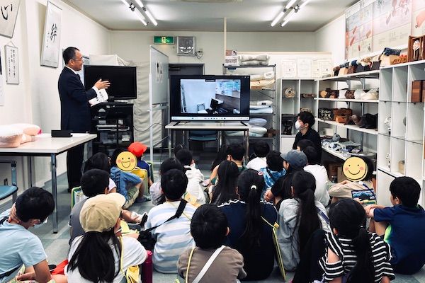 【東京都大田区】富士ベッド工業が、近隣の小学校の子どもたちに「枕の社会科見学」を実施