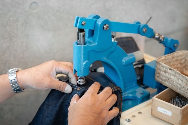 渋谷で岡山デニムを使い自分だけのオリジナルジーンズをつくる体験。訪日旅行者にも対応