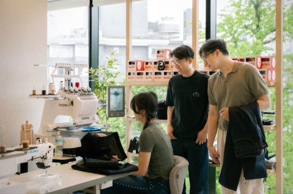 渋谷で岡山デニムを使い自分だけのオリジナルジーンズをつくる体験。訪日旅行者にも対応