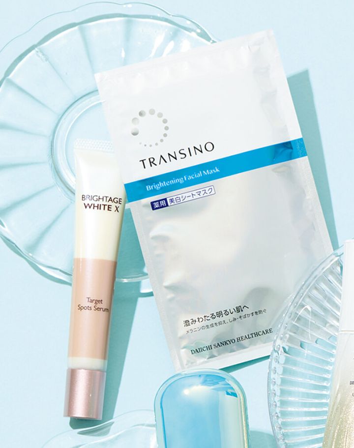 （右から） トランシーノ 薬用ブライトニング フェイシャルマスク ［医薬部外品］ 1枚に、美容液約１か月分の美白有効成分トラネキサム酸を配合。肌荒れの原因となる炎症を抑える成分とダブルでケア。 ４枚入り ¥2,200（編集部調べ）／第一三共ヘルスケア ブライトエイジ ホワイトX ターゲット スポッツセラム［医薬部外品］ 有効成分トラネキサム酸配合の、シミ対策に特化した美容液。つけたいところにしっかり密着する処方で、シミを狙い撃ちする。 20g ¥4,950／第一三共ヘルスケアダイレクト